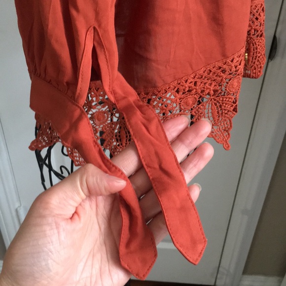 Off-shoulder Crochet Blouse - Picture 4 of 7